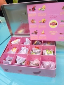 Boite coffret de Thé Noel Lipton désigné par le créateur Kenzo Takada. que des délices fruités