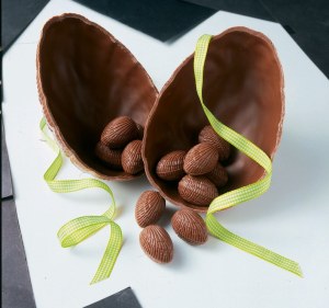 GROS OEUF AVEC DE DELICIEUX PETITS OEUFS PRALINES A L'INTERIEUR 17 € (300gr) www.joursheureux.fr